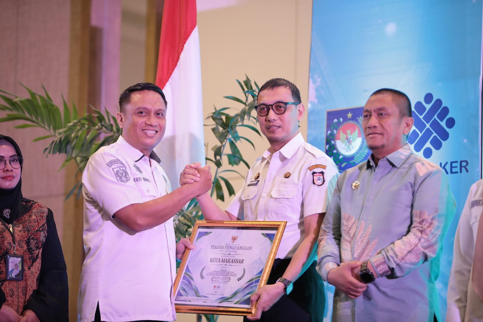 Sekretaris Daerah Kota Makassar, Andi Zulkifly Nanda, menerima penghargaan Jamsostek Award 2026 mewakili Wali Kota Makassar Munafri Arifuddin. Kota Makassar meraih peringkat Terbaik I tingkat Provinsi Sulawesi Selatan atas upaya memperluas perlindungan jaminan sosial ketenagakerjaan bagi pekerja rentan, (Foto.ist).