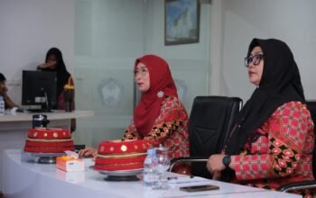 Kepala Diskominfo-SP Kabupaten Gowa, Emy Pratiwi Luthfy (tengah), bersama peserta mengikuti kegiatan Monitoring dan Evaluasi (Monev) PPID Kabupaten Gowa Tahun 2026 di Peace Room Kantor Bupati Gowa, Kamis (22/10/2026). Kegiatan ini bertujuan memperkuat tata kelola dan meningkatkan kualitas pelayanan informasi publik di lingkup Pemkab Gowa, (Foto.ist).
