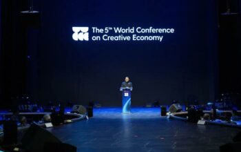Menteri Ekonomi Kreatif/Kepala Badan Ekonomi Kreatif Teuku Riefky Harsya menyampaikan sambutan dalam pembukaan The 5th World Conference on Creative Economy (WCCE) 2026 di Jakarta, Kamis (22/10/2026). Forum internasional ini membahas penguatan ekosistem ekonomi kreatif yang inklusif dan berkelanjutan. (Foto/TerasKota).