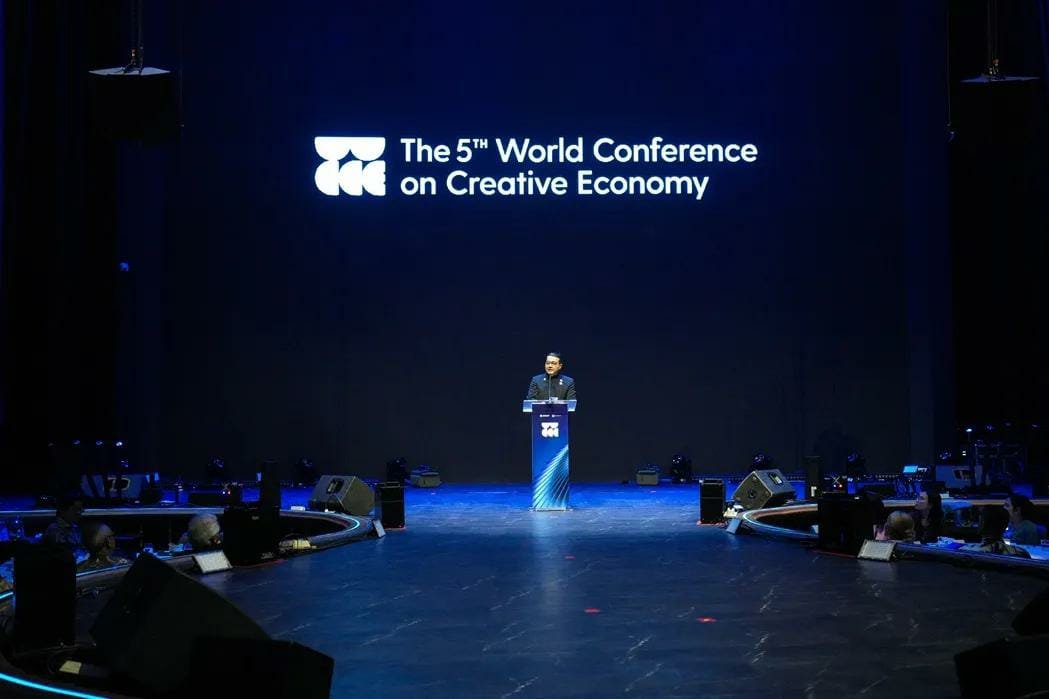 Menteri Ekonomi Kreatif/Kepala Badan Ekonomi Kreatif Teuku Riefky Harsya menyampaikan sambutan dalam pembukaan The 5th World Conference on Creative Economy (WCCE) 2026 di Jakarta, Kamis (22/10/2026). Forum internasional ini membahas penguatan ekosistem ekonomi kreatif yang inklusif dan berkelanjutan. (Foto/TerasKota).