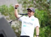 Plt Bupati Gowa Darmawangsyah Muin menyampaikan sambutan dalam kegiatan Fun Walk Gekrafs Sulawesi Selatan dalam rangka Hari Ekonomi Kreatif Nasional (Hekrafnas) di kawasan Istana Balla Lompoa, Kabupaten Gowa, Sabtu (24/10/2026). Kegiatan ini menjadi momentum mendorong penguatan UMKM dan ekonomi kreatif daerah agar mampu bersaing hingga pasar internasional.