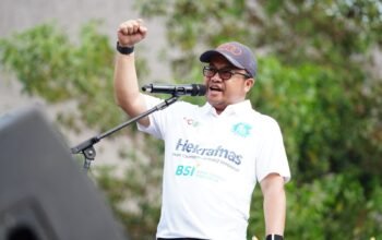 Plt Bupati Gowa Darmawangsyah Muin menyampaikan sambutan dalam kegiatan Fun Walk Gekrafs Sulawesi Selatan dalam rangka Hari Ekonomi Kreatif Nasional (Hekrafnas) di kawasan Istana Balla Lompoa, Kabupaten Gowa, Sabtu (24/10/2026). Kegiatan ini menjadi momentum mendorong penguatan UMKM dan ekonomi kreatif daerah agar mampu bersaing hingga pasar internasional.