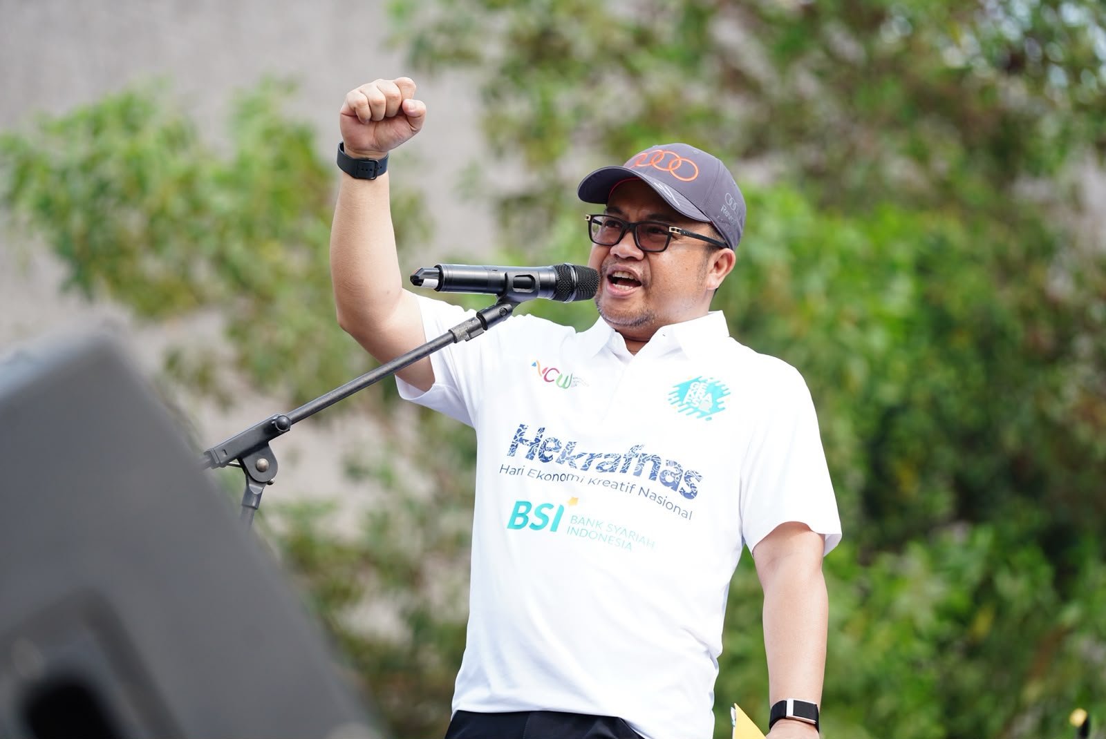 Plt Bupati Gowa Darmawangsyah Muin menyampaikan sambutan dalam kegiatan Fun Walk Gekrafs Sulawesi Selatan dalam rangka Hari Ekonomi Kreatif Nasional (Hekrafnas) di kawasan Istana Balla Lompoa, Kabupaten Gowa, Sabtu (24/10/2026). Kegiatan ini menjadi momentum mendorong penguatan UMKM dan ekonomi kreatif daerah agar mampu bersaing hingga pasar internasional.
