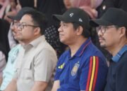 Plt Bupati Gowa Darmawangsyah Muin (kiri) bersama Hasrul Abdul Rajab (tengah) menyaksikan final Polresta Gowa FC vs Polresta Maros FC di Lapangan Syekh Yusuf, Gowa.