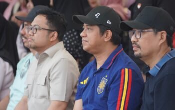 Plt Bupati Gowa Darmawangsyah Muin (kiri) bersama Hasrul Abdul Rajab (tengah) menyaksikan final Polresta Gowa FC vs Polresta Maros FC di Lapangan Syekh Yusuf, Gowa.