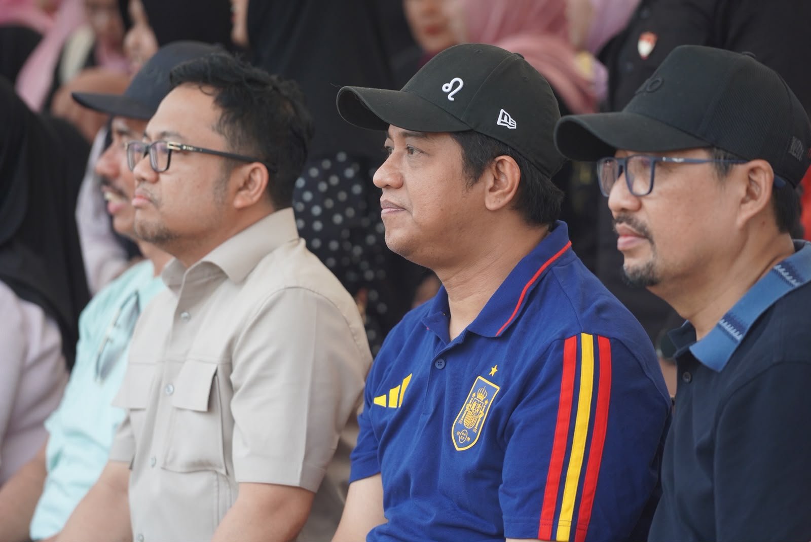 Plt Bupati Gowa Darmawangsyah Muin (kiri) bersama Hasrul Abdul Rajab (tengah) menyaksikan final Polresta Gowa FC vs Polresta Maros FC di Lapangan Syekh Yusuf, Gowa.