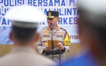 Kapolresta Gowa Kombes Pol Yusuf Usman saat memimpin Apel Gelar Pasukan Operasi Patuh 2026 di Kabupaten Gowa, Senin (26/10/2026).
