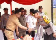 Plt Bupati Gowa Darmawangsyah Muin berjabat tangan dengan Kapolresta Gowa Kombes Pol Yusuf Usman saat Apel Gelar Pasukan Operasi Patuh 2026 di Kabupaten Gowa, Senin (26/10/2026).