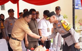 Plt Bupati Gowa Darmawangsyah Muin berjabat tangan dengan Kapolresta Gowa Kombes Pol Yusuf Usman saat Apel Gelar Pasukan Operasi Patuh 2026 di Kabupaten Gowa, Senin (26/10/2026).