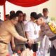 Plt Bupati Gowa Darmawangsyah Muin berjabat tangan dengan Kapolresta Gowa Kombes Pol Yusuf Usman saat Apel Gelar Pasukan Operasi Patuh 2026 di Kabupaten Gowa, Senin (26/10/2026).