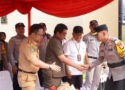 Wakil Ketua DPRD Gowa, Hasrul Abdul Rajab berjabat tangan dengan Kapolresta Gowa Kombes Pol Yusuf Usman saat Apel Gelar Pasukan Operasi Patuh 2026 di Kabupaten Gowa, Senin (26/10/2026).