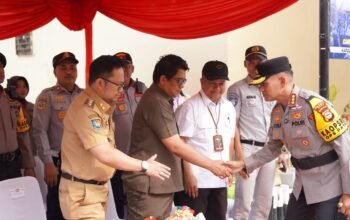 Wakil Ketua DPRD Gowa, Hasrul Abdul Rajab berjabat tangan dengan Kapolresta Gowa Kombes Pol Yusuf Usman saat Apel Gelar Pasukan Operasi Patuh 2026 di Kabupaten Gowa, Senin (26/10/2026).