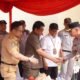 Wakil Ketua DPRD Gowa, Hasrul Abdul Rajab berjabat tangan dengan Kapolresta Gowa Kombes Pol Yusuf Usman saat Apel Gelar Pasukan Operasi Patuh 2026 di Kabupaten Gowa, Senin (26/10/2026).