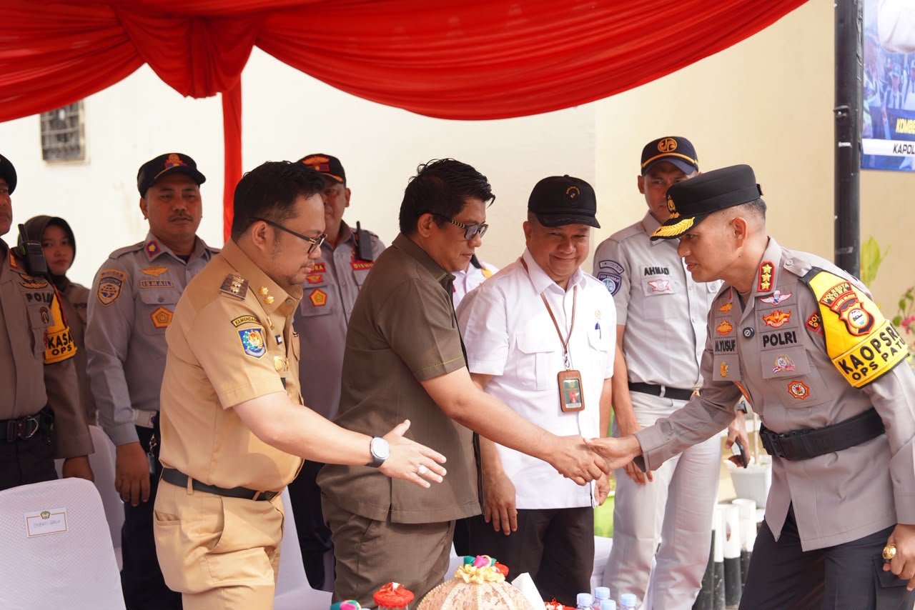 Wakil Ketua DPRD Gowa, Hasrul Abdul Rajab berjabat tangan dengan Kapolresta Gowa Kombes Pol Yusuf Usman saat Apel Gelar Pasukan Operasi Patuh 2026 di Kabupaten Gowa, Senin (26/10/2026).