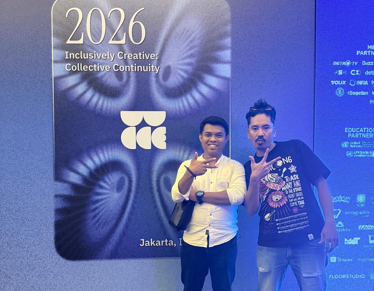 Rijal Nasution R (kanan) bersama Damar Manakku (kiri) saat menghadiri WCCE 2026 di Jakarta, forum internasional yang membahas penguatan ekonomi kreatif inklusif dan berkelanjutan.
