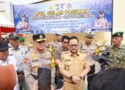 Plt Bupati Gowa Darmawangsyah Muin (tengah) bersama Kapolresta Gowa Kombes Pol Muhammad Yusuf Usman (kiri) saat menghadiri Apel Gelar Pasukan Operasi Patuh Pallawa 2026 di Lapangan Polresta Gowa, Senin (26/10/2026).