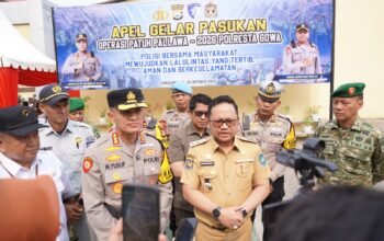 Plt Bupati Gowa Darmawangsyah Muin (tengah) bersama Kapolresta Gowa Kombes Pol Muhammad Yusuf Usman (kiri) saat menghadiri Apel Gelar Pasukan Operasi Patuh Pallawa 2026 di Lapangan Polresta Gowa, Senin (26/10/2026).