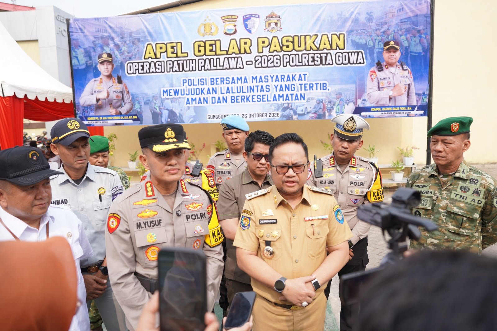 Plt Bupati Gowa Darmawangsyah Muin (tengah) bersama Kapolresta Gowa Kombes Pol Muhammad Yusuf Usman (kiri) saat menghadiri Apel Gelar Pasukan Operasi Patuh Pallawa 2026 di Lapangan Polresta Gowa, Senin (26/10/2026).