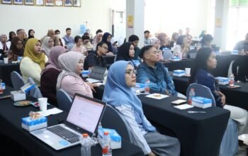 Peserta mengikuti kegiatan CDOB Excellence: Sosialisasi Regulasi Terbaru dan Penguatan Tata Kelola Obat di PBF yang digelar BBPOM di Makassar bersama GP Farmasi Sulawesi Selatan di Makassar, Jumat (23/10/2026), untuk memperkuat pemahaman dan kepatuhan pelaku usaha terhadap standar distribusi obat yang baik.