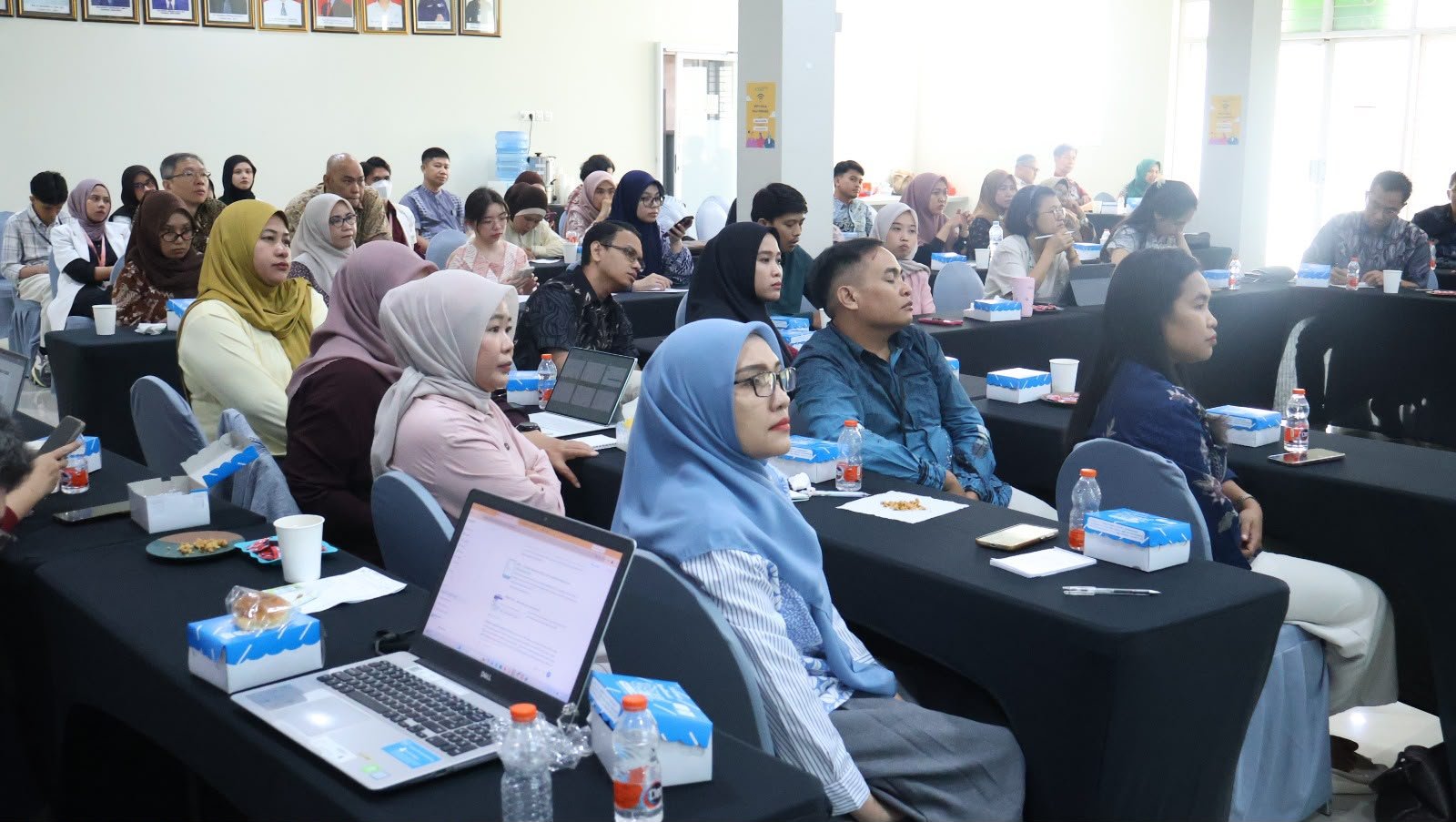 Peserta mengikuti kegiatan CDOB Excellence: Sosialisasi Regulasi Terbaru dan Penguatan Tata Kelola Obat di PBF yang digelar BBPOM di Makassar bersama GP Farmasi Sulawesi Selatan di Makassar, Jumat (23/10/2026), untuk memperkuat pemahaman dan kepatuhan pelaku usaha terhadap standar distribusi obat yang baik.