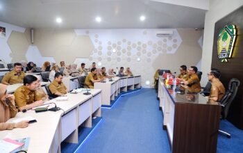 Sekda Gowa Andy Azis Peter membuka rapat koordinasi pendampingan pelaksanaan kegiatan TA 2026/2027 Dinas Tanaman Pangan dan Hortikultura di Baruga Karaeng Pattingalloang, Kantor Bupati Gowa, Selasa (27/10).