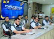 Kortastipidkor Polri menggelar konferensi pers di Lobi Mapolda Sulawesi Selatan, Senin (26/10/2026)