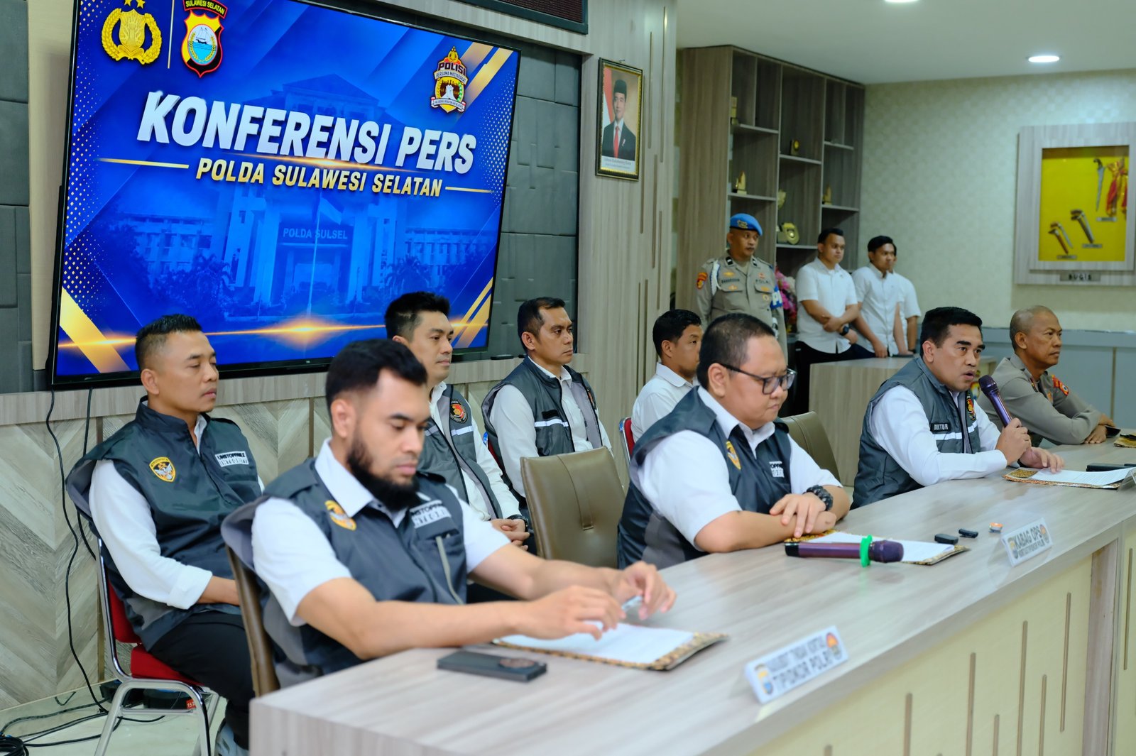 Kortastipidkor Polri menggelar konferensi pers di Lobi Mapolda Sulawesi Selatan, Senin (26/10/2026)