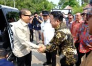 Menteri Kebudayaan Fadli Zon berjabat tangan dengan Plt Bupati Gowa Darmawangsyah Muin dalam kegiatan peletakan batu pertama revitalisasi Benteng Somba Opu, Kabupaten Gowa, (Foto.ist).