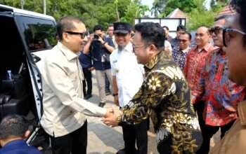 Menteri Kebudayaan Fadli Zon berjabat tangan dengan Plt Bupati Gowa Darmawangsyah Muin dalam kegiatan peletakan batu pertama revitalisasi Benteng Somba Opu, Kabupaten Gowa, (Foto.ist).