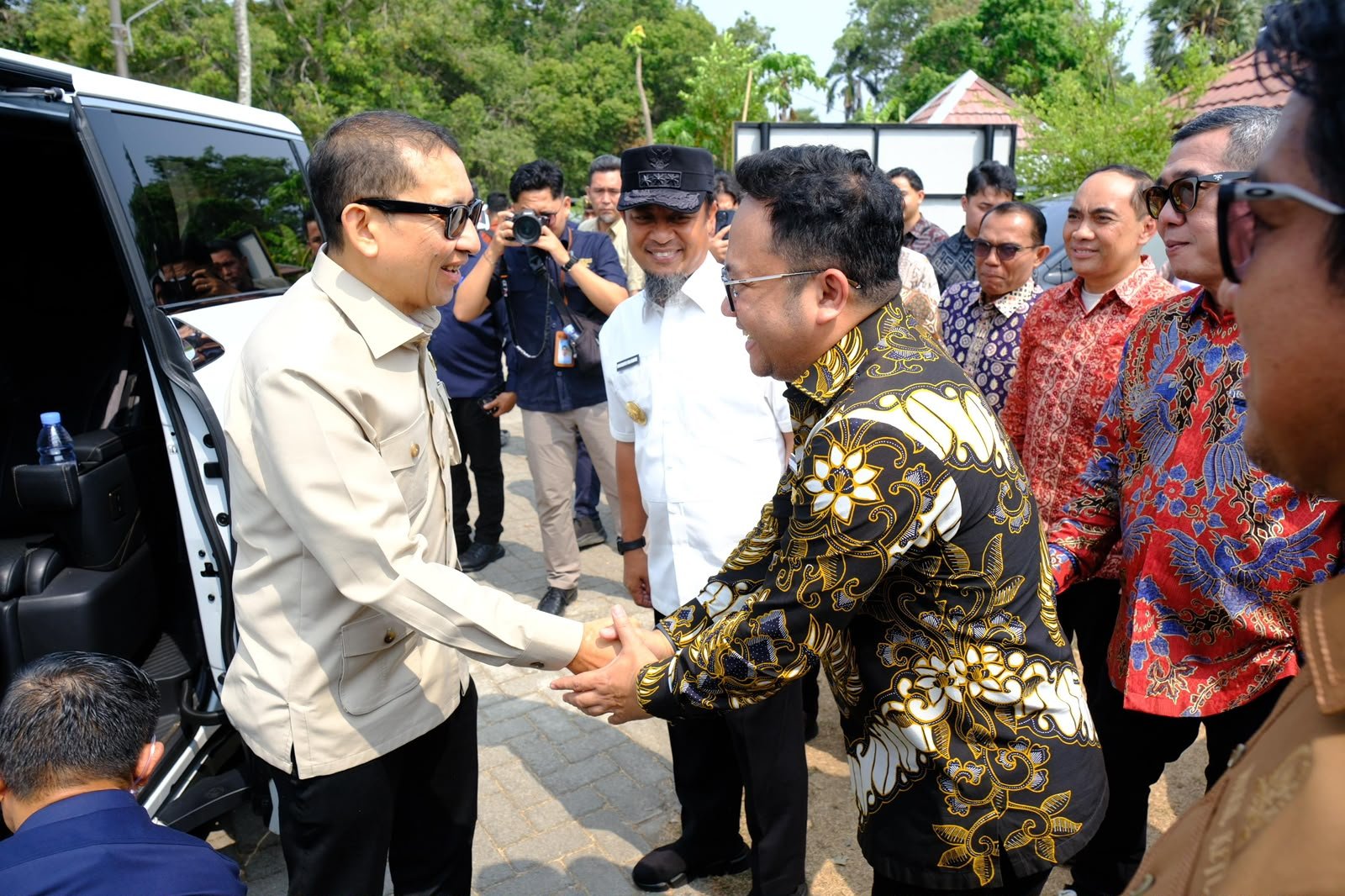 Menteri Kebudayaan Fadli Zon berjabat tangan dengan Plt Bupati Gowa Darmawangsyah Muin dalam kegiatan peletakan batu pertama revitalisasi Benteng Somba Opu, Kabupaten Gowa, (Foto.ist).