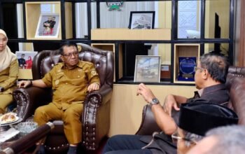 FOTO : Sekda Gowa, Andy Azis Peter saat menerima kunjungan kerja Komisi I DPRD Kota Baubau untuk berbagi strategi penanganan kemiskinan ekstrem di Kabupaten Gowa