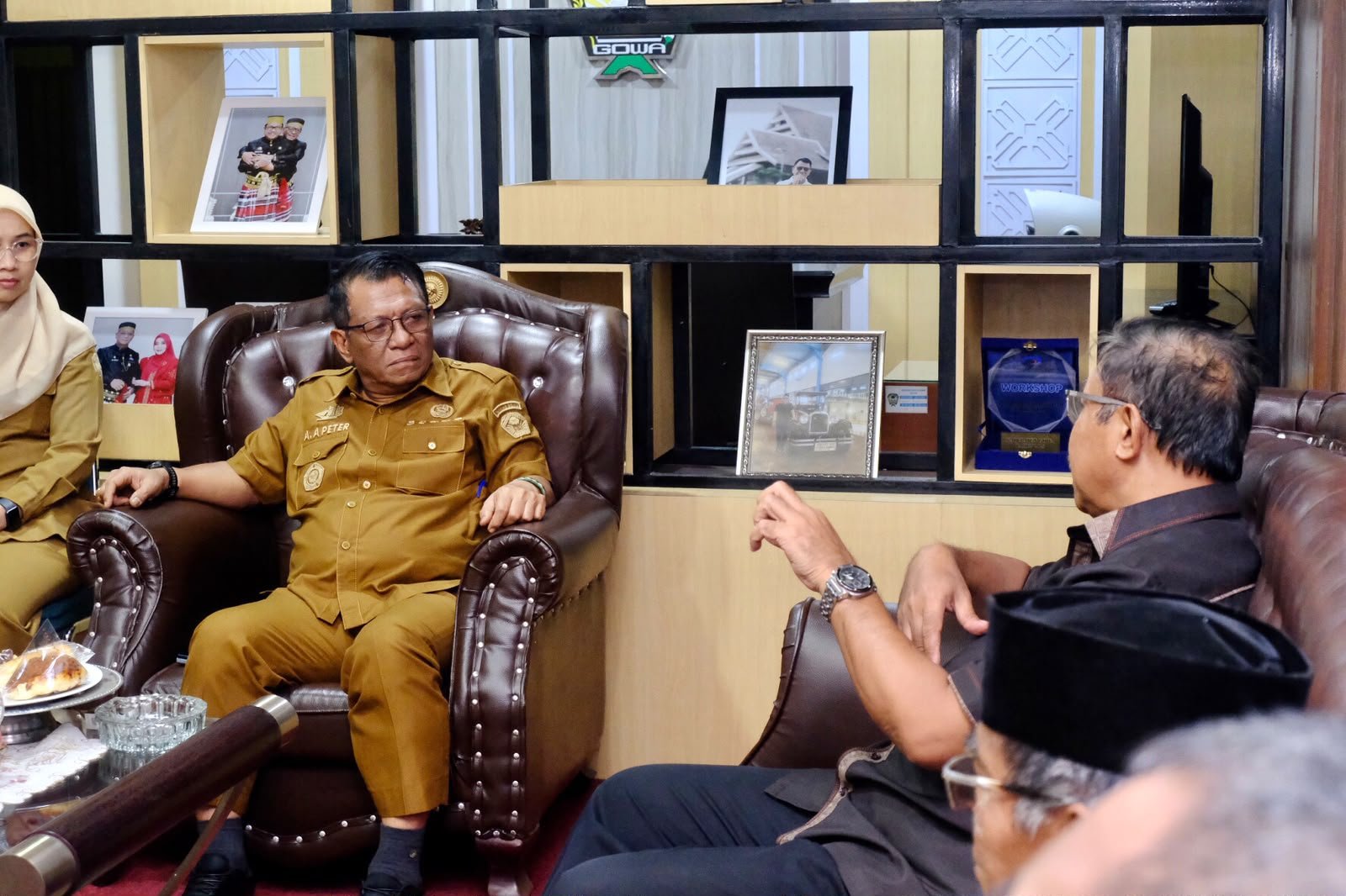 FOTO : Sekda Gowa, Andy Azis Peter saat menerima kunjungan kerja Komisi I DPRD Kota Baubau untuk berbagi strategi penanganan kemiskinan ekstrem di Kabupaten Gowa