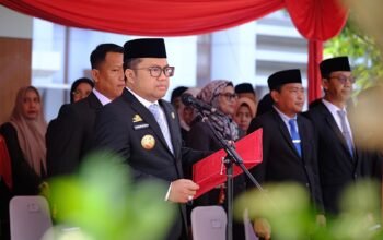 Plt Bupati Gowa, Darmawangsyah Muin, bertindak sebagai Inspektur Upacara Peringatan Hari Sumpah Pemuda ke-98 tingkat Kabupaten Gowa di Lapangan Upacara Kantor Bupati Gowa, (Foto.ist).