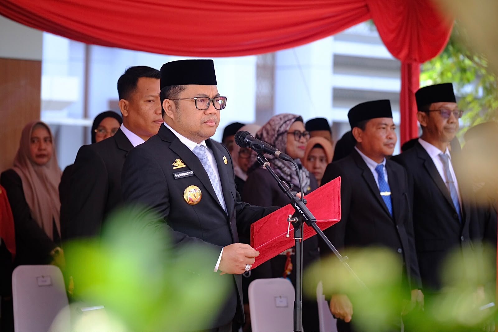 Plt Bupati Gowa, Darmawangsyah Muin, bertindak sebagai Inspektur Upacara Peringatan Hari Sumpah Pemuda ke-98 tingkat Kabupaten Gowa di Lapangan Upacara Kantor Bupati Gowa, (Foto.ist).