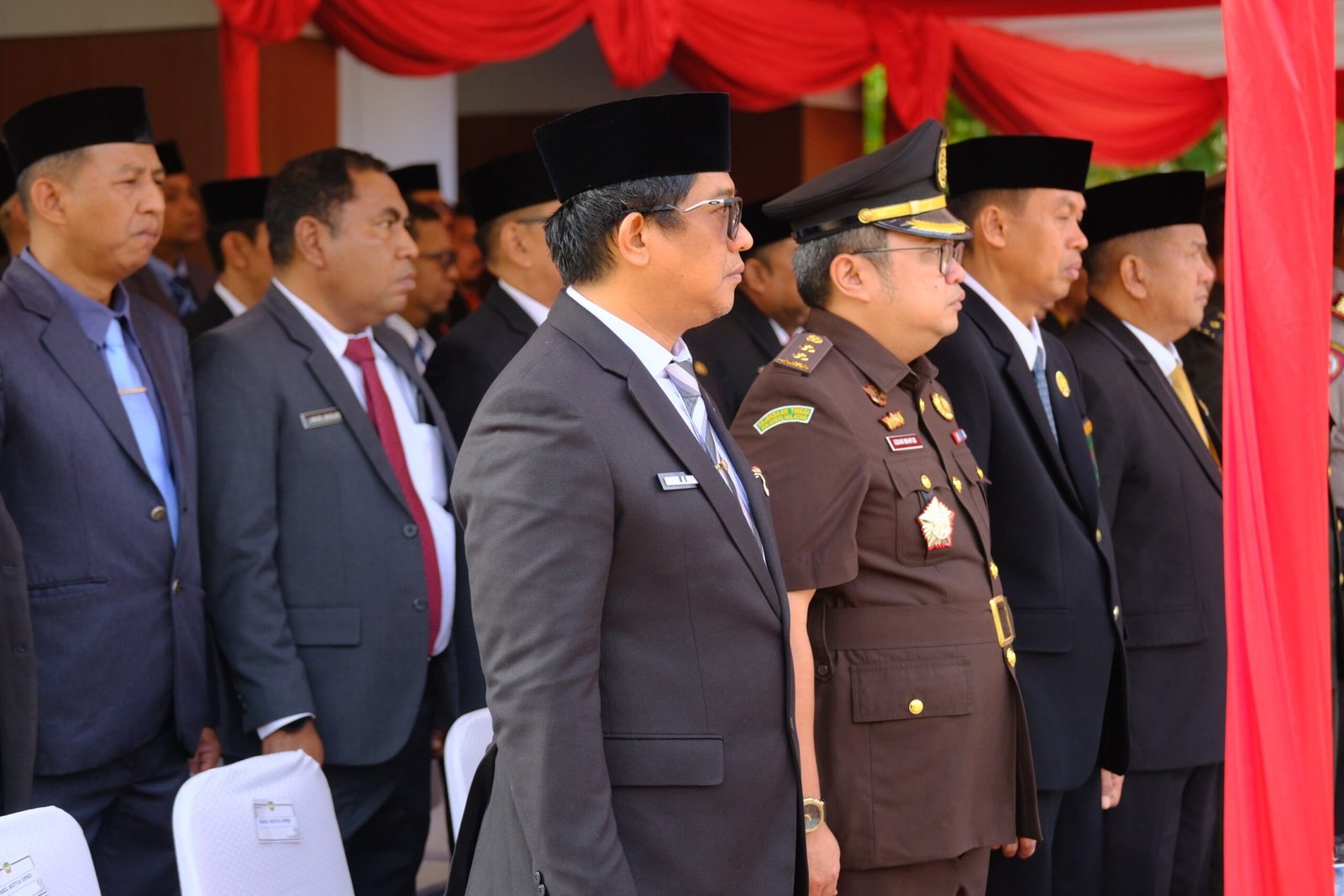 Wakil Ketua DPRD Gowa, Hasrul Abdul Rajab saat mengikuti Upacara Peringatan Hari Sumpah Pemuda ke-98 di Lapangan Upacara Kantor Bupati Gowa, (Foto.ist).