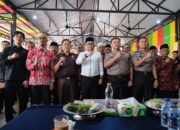 Kapolda Sulsel, Irjen Pol. Dr. M. Awal Chairuddin, bersama Plt Bupati Gowa, Darmawangsyah Muin, dan jajaran Forkopimda berfoto bersama dalam kegiatan Kumpul Bersama Masyarakat.