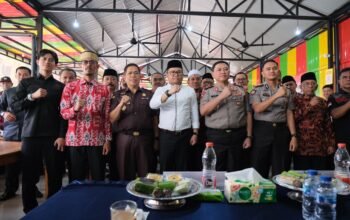 Kapolda Sulsel, Irjen Pol. Dr. M. Awal Chairuddin, bersama Plt Bupati Gowa, Darmawangsyah Muin, dan jajaran Forkopimda berfoto bersama dalam kegiatan Kumpul Bersama Masyarakat.