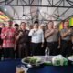 Kapolda Sulsel, Irjen Pol. Dr. M. Awal Chairuddin, bersama Plt Bupati Gowa, Darmawangsyah Muin, dan jajaran Forkopimda berfoto bersama dalam kegiatan Kumpul Bersama Masyarakat.
