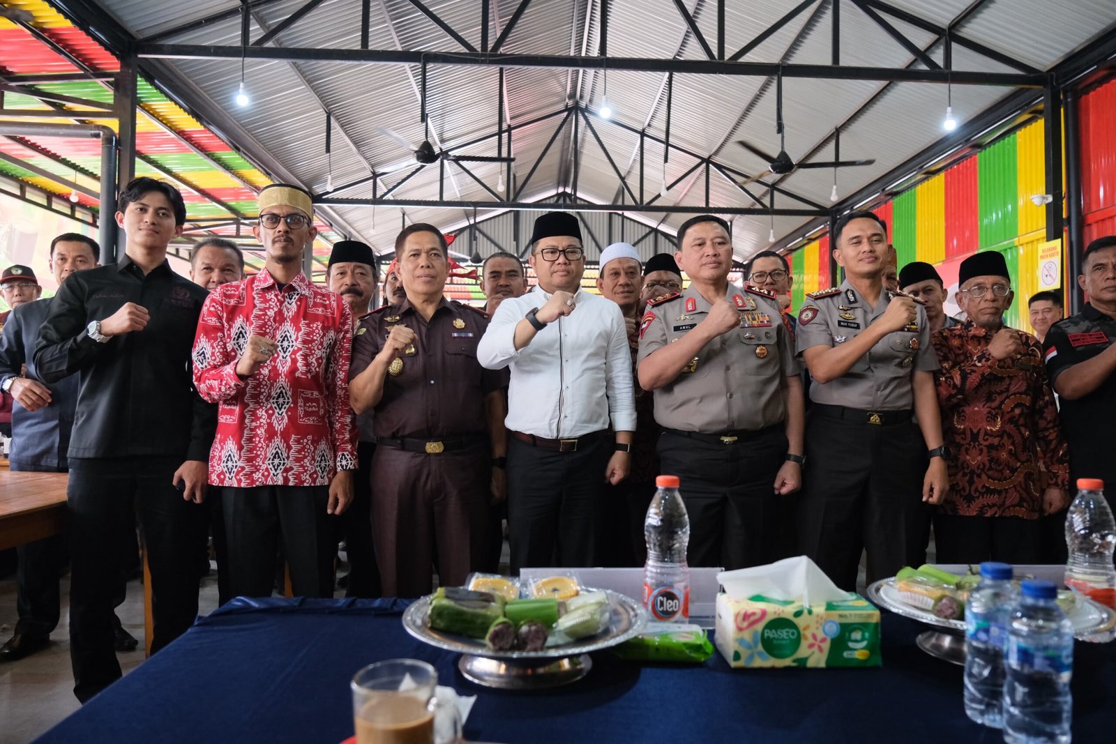 Kapolda Sulsel, Irjen Pol. Dr. M. Awal Chairuddin, bersama Plt Bupati Gowa, Darmawangsyah Muin, dan jajaran Forkopimda berfoto bersama dalam kegiatan Kumpul Bersama Masyarakat.