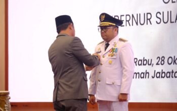 Gubernur Sulawesi Selatan, Andi Sudirman Sulaiman (kiri), melantik Darmawangsyah Muin sebagai Bupati Gowa definitif sisa masa jabatan 2025–2030 di Baruga Asta Cita, Makassar, Rabu (28/10/2026).
