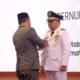 Gubernur Sulawesi Selatan, Andi Sudirman Sulaiman (kiri), melantik Darmawangsyah Muin sebagai Bupati Gowa definitif sisa masa jabatan 2025–2030 di Baruga Asta Cita, Makassar, Rabu (28/10/2026).