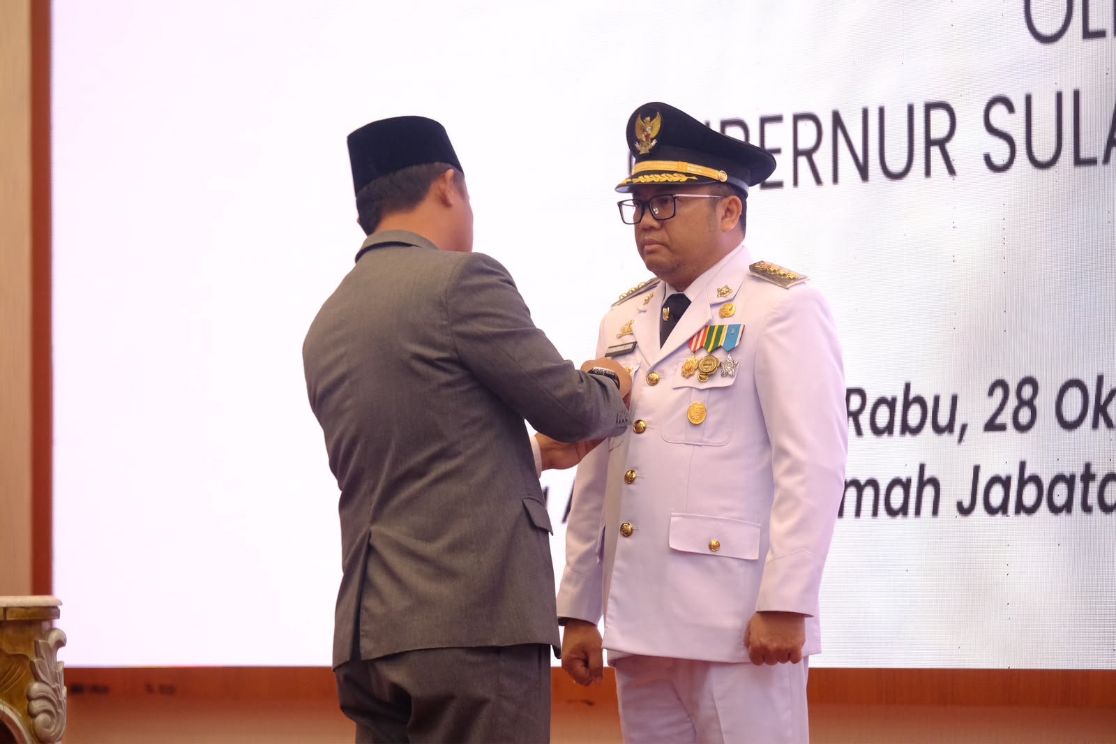 Gubernur Sulawesi Selatan, Andi Sudirman Sulaiman (kiri), melantik Darmawangsyah Muin sebagai Bupati Gowa definitif sisa masa jabatan 2025–2030 di Baruga Asta Cita, Makassar, Rabu (28/10/2026).