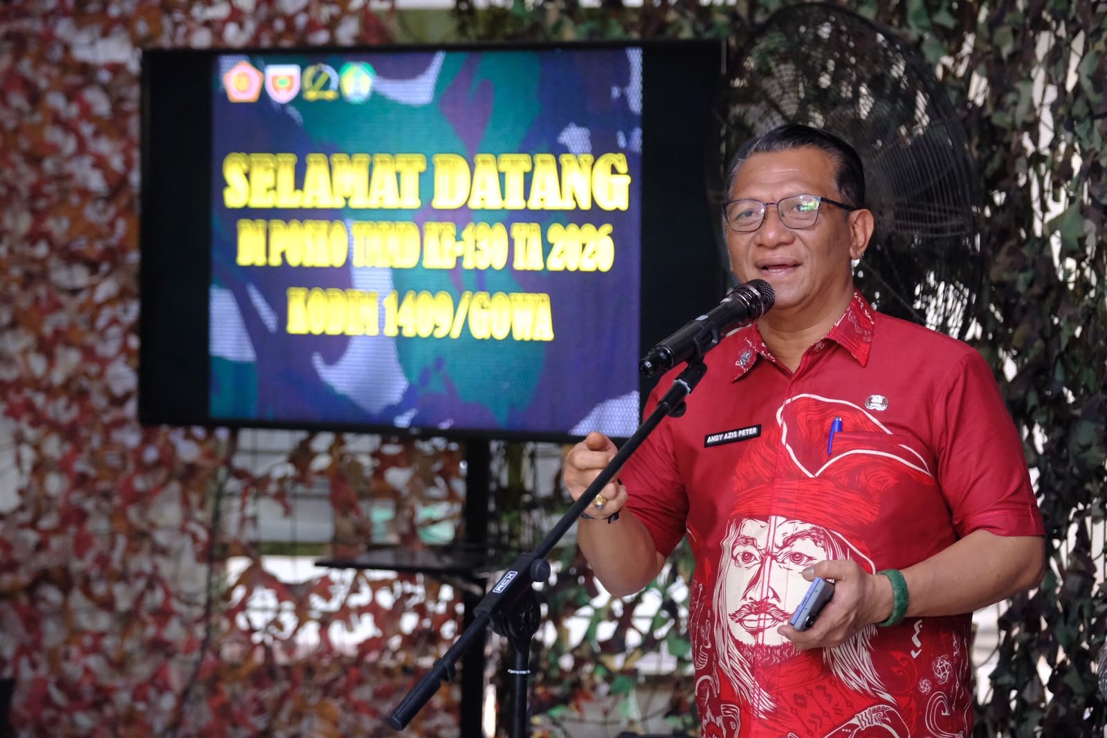 Foto : Sekretaris Daerah Kabupaten Gowa, Andy Azis Peter saat menyampaikan pentingnya kolaborasi TNI, pemerintah, dan masyarakat dalam mempercepat pembangunan desa saat menerima kunjungan Tim Wasev TMMD ke-130 Tahun 2026 di Desa Kalebarembeng, Kecamatan Bontonompo.