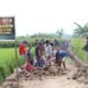 Kemanunggalan TNI-Rakyat Nyata Terlihat dalam Lanjutan Pengerjaan Jalan Tani TMMD Gowa