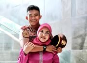 Mantan Bupati Gowa, Husniah Talenrang, bersama anaknya dalam momen kebersamaan keluarga. Husniah mengungkapkan bahwa saat ini dirinya ingin fokus menghabiskan waktu bersama keluarga.