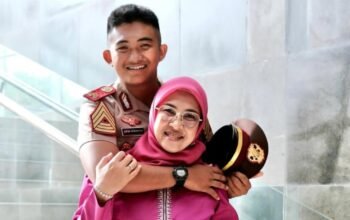 Mantan Bupati Gowa, Husniah Talenrang, bersama anaknya dalam momen kebersamaan keluarga. Husniah mengungkapkan bahwa saat ini dirinya ingin fokus menghabiskan waktu bersama keluarga.