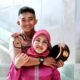 Mantan Bupati Gowa, Husniah Talenrang, bersama anaknya dalam momen kebersamaan keluarga. Husniah mengungkapkan bahwa saat ini dirinya ingin fokus menghabiskan waktu bersama keluarga.